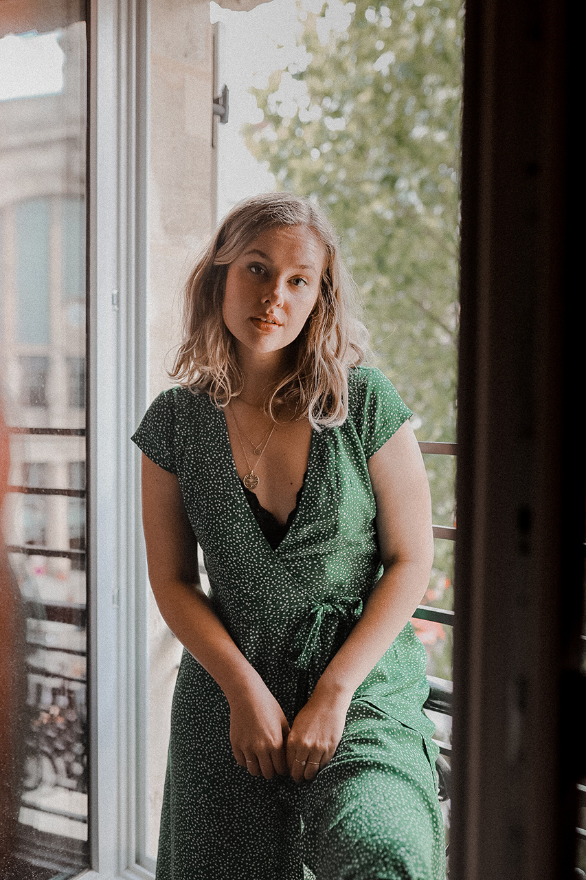 Blogger Sarah Witpeerd at a French balcony in the 25 hours hotel Terminus Nord, Paris