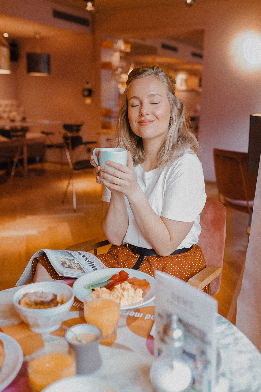 Dutch blogger Sarah Witpeerd at the 25 hours hotel Terminus Nord in Paris at breakfast