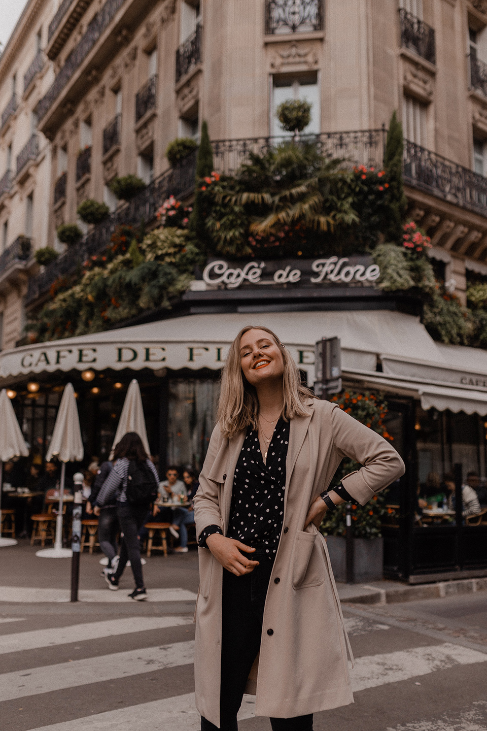 Blogger Sarah Witpeerd in front of Café de Flore in Paris