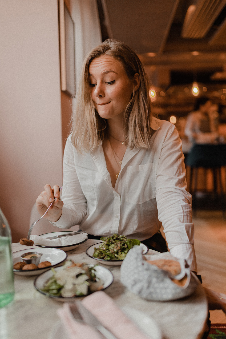 blogger Sarah Witpeerd at the neni restaurant in paris