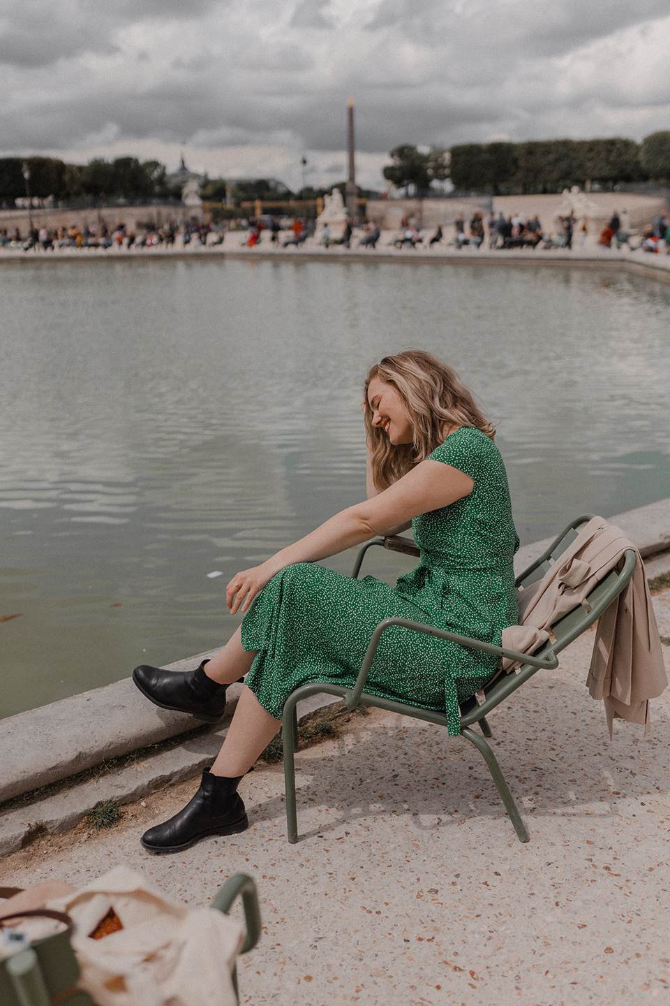 Sarah Witpeerd at the fountain of Jardin de Tuleries