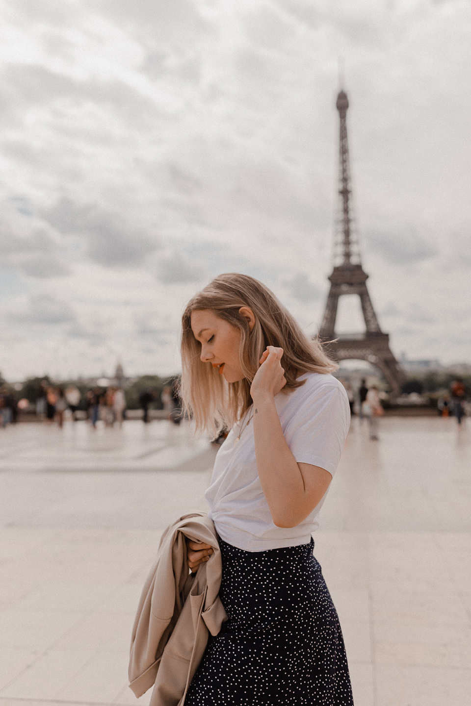 Blogger Sarah Witpeerd at Trocadero square in front of the Eiffel Tower in Paris